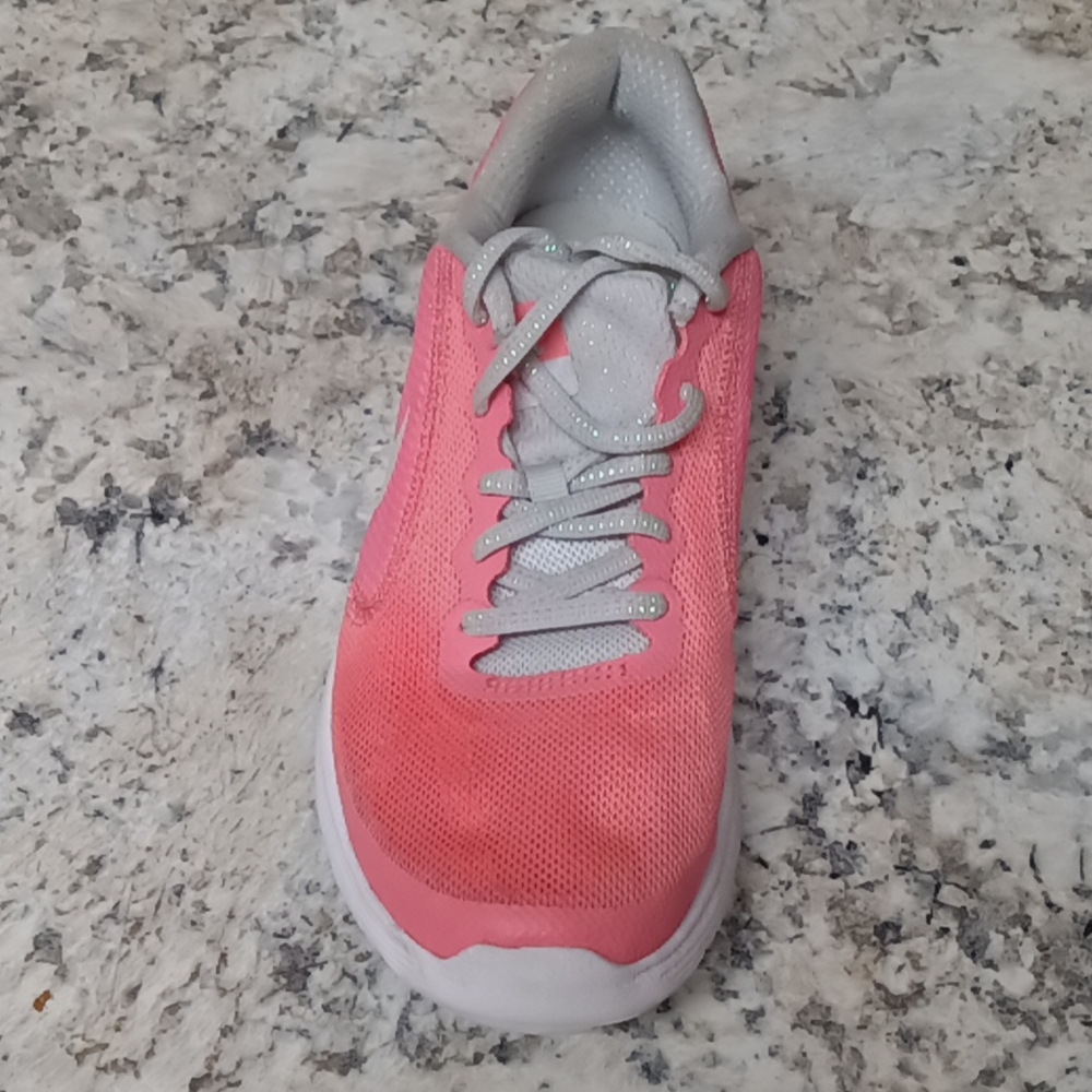 Nike revolution 3, size 3.5 youth girls